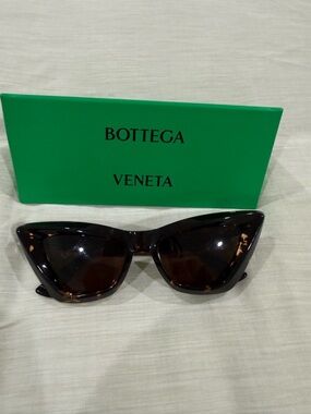 Bottega Veneta Women's Tortoiseshell Cat-Eye Sunglasses - Dark Brown